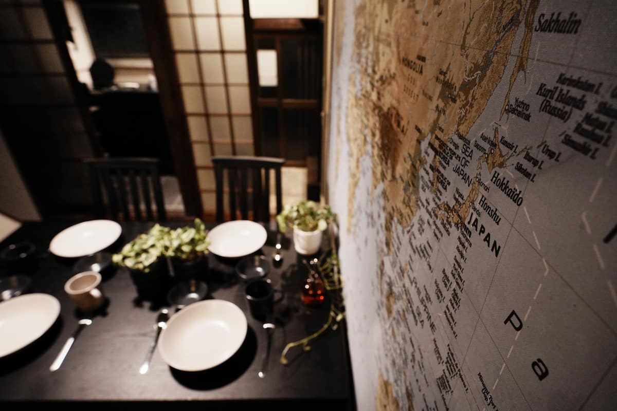 世界地図と黒いテーブルを望む